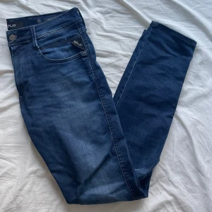 Blå jeans från Replay - Snygga blå jeans från Replay, modell Anbass som passar riktigt bra till våren och sommaren. Jeansen är använda max 2 gånger och är i nyskick, säljer pga att dom sitter lite tajt på mig. Storlek 31 men skulle säga att dom passar 30 också.