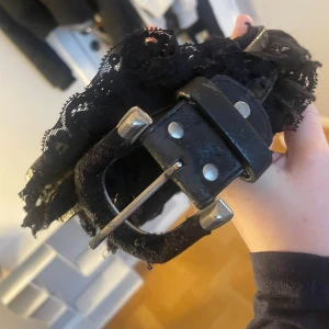 Skärp - Snyggt bälte med spets detaljer runt. Lite slitet löpt secondhand 