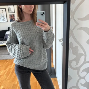 Oversized stickad tröja  - En oversized stickad tröja, köpt second hand, så vet ej märket. Inga tecken på användning, och jag har endast använt den en gång. 