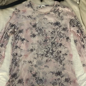 Blommig långärmad topp  - Säljer en söt och stilren blommig topp från KLNT Woman. Den är i en ljusrosa nyans med mörkare blommönster och har långa ärmar. Passar mig som vanligtvis har S/M så den är liten i storleken 