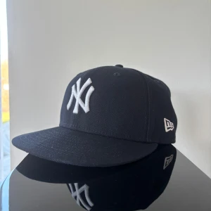 New era keps - Säljer min new era keps i väldigt bra skick. Inte använd många gånger för den är lite stor. Hör av dig vid frågor eller funderingar.