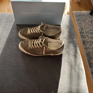 Gröna från Philippe Model - Säljer min killes gröna sneakers från Philippe Model med en stilren design. Perfekta för en avslappnad stil. 