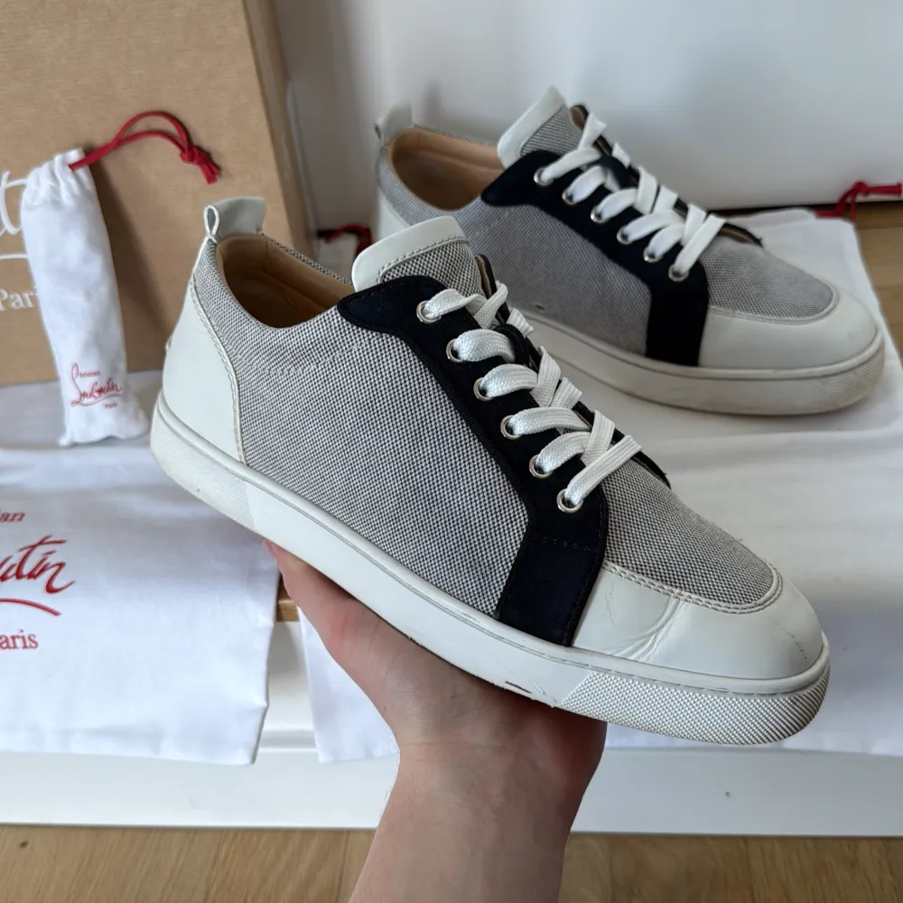 Säljer nu ett par riktigt feta loubs i strl: 43! Skorna är i bra skick med finns täcken på användning. Säljer pga att de har blivit för små. Köptes på Graileds app helt nya. Kvitto samt kontoutdrag finns! Två dustbags, box och extra snören medföljer. Hör av er vid minsta fråga eller om fler bilder! . Kengät.