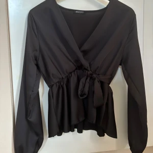 Svart blus - Säljer denna svarta blusen ifrån Missay i st Xs. Den är aldrig använd så därför i mycket bra skick. 