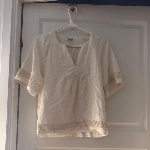 Vit/beige blus - Superfin vit blus me beiga detaljer perfekt t sommaren🧚🏻‍♀️💘