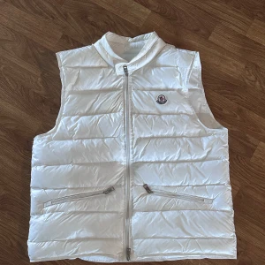 Moncler gui - Snygg gui i unik färg som inte säljs längre, köptes i Tyskland på Moncler  för ungefär 2 år sedan, alla og tags osv fås med, skriv gärna vid frågor💛
