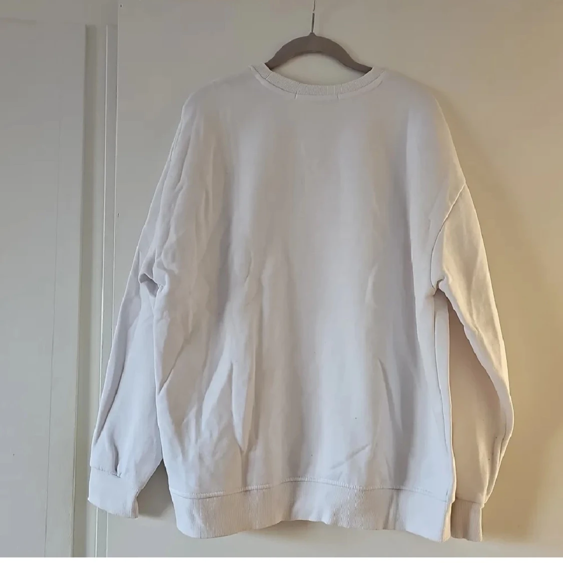 Vit sweatshirt med nalle från FB Sister - 1