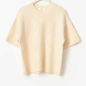 Stickad kortärmad  - Super söt stickad gul kortärmad tröja från Gina tricot som knappast kommit till användning, vilket innebär att tröjan är som i nytt skick💛