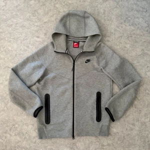 Nike Tech - Säljer min Nike tech pga att den är för stor för mig. Använd ett fåtal gånger. 