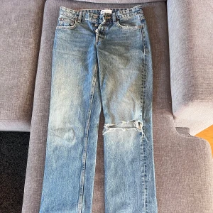 Zara lågmidjade jeans - Lågmidjade raka zara jeans i storlek 34 jätte snygga på!!!