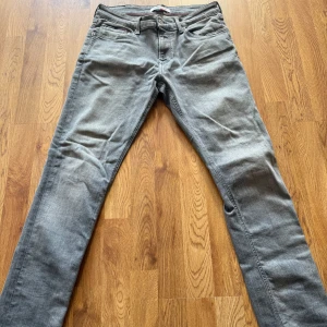 Grå jeans från Tommy Jeans - Tjena😀 Säljer dessa Tommy jeans då dem blivit för små| Jensen: Storlek , 32/32 slim| Bra stretch och sköna att ha på sig. Ny pris ligger runt 1200