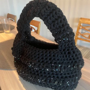 Svart glittrig handväska - Virkat handväska, eggbag insprirerad. 