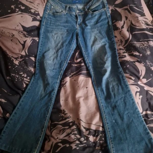 Low waist jeans - Fina jeans från apt. 9. Liknar miss me/true religion jeans. Bootcut och low waist. Inga defekter, fint skick. Storlek M skulle jag säga men finns ingen lapp. 