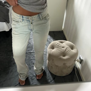 Lågmidjade jeans - Säljer ett par ljusblå lågmidjade jeans med bootcut från Zara, använda en gång därav helt nya❤️