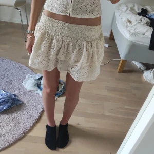 Kjol - Vit sommar kjol. Knapt använd
