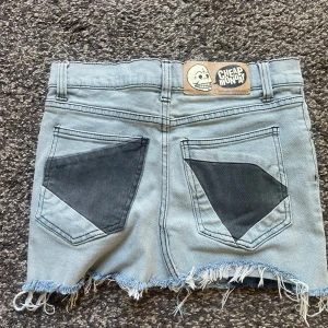 Cheap Monday jeanskjol  - Säljer en ljusblå jeanskjol från Cheap Monday med  svarta detaljer. Lågmidjad. Pris kan diskuteras🤗 skriv om du undrar något🥰🥰