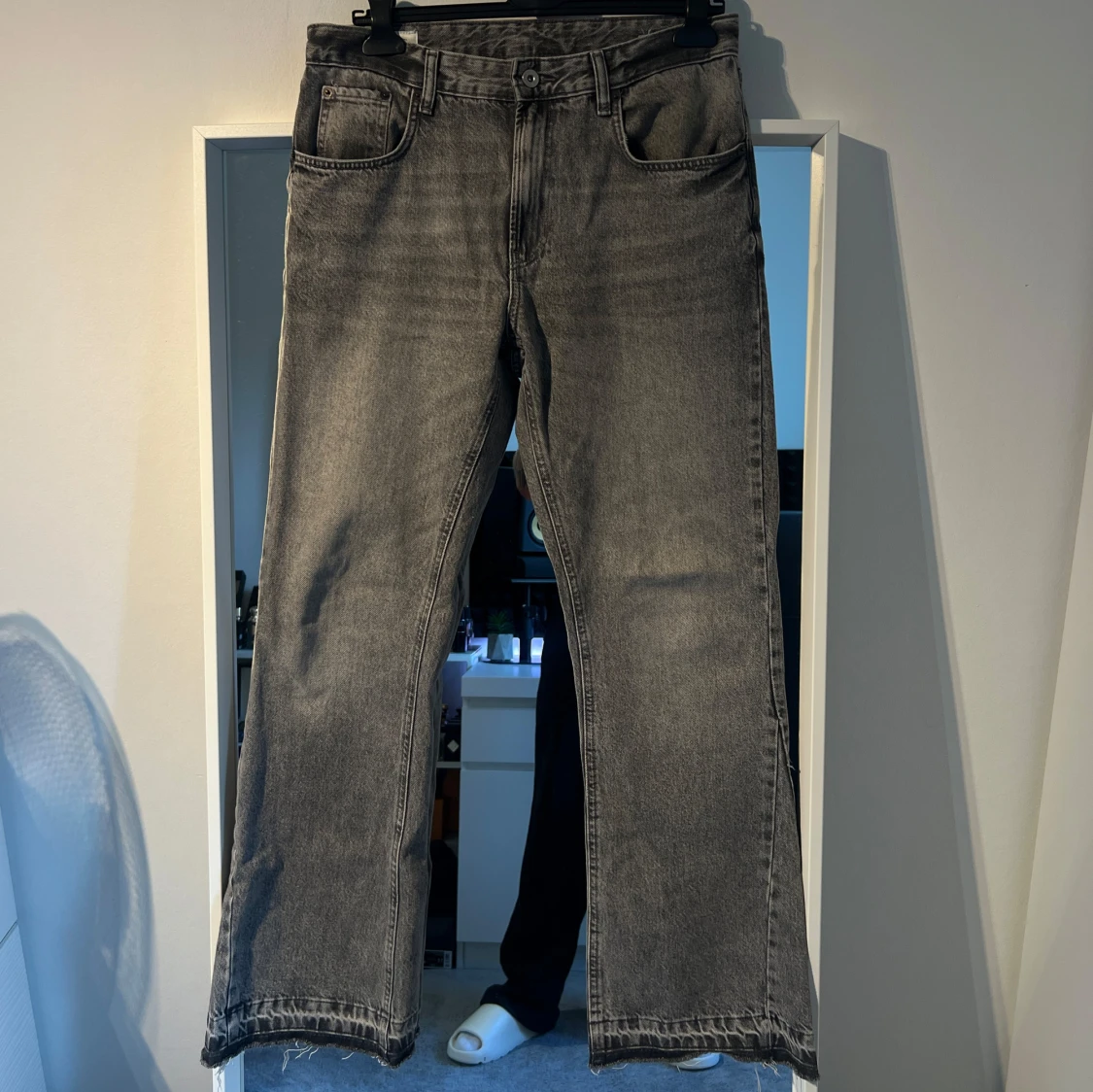 Grå flared jeans från Zara