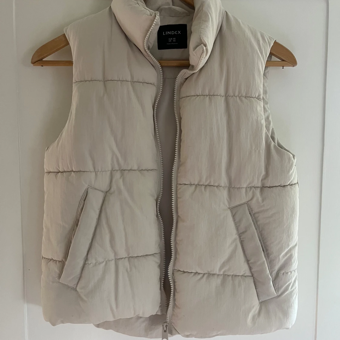 Beige dunväst från Lindex