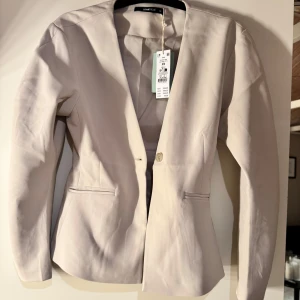 Kavaj  - En helt ny kavaj från Gina, passar perfekt för en utekväll eller för en stilren vardagsoutfit. Kavajen är bara testad. 