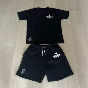 Valerra summer set - sommarset från Valerra, bestående av matchande T-shirt och shorts. Setet har en minimalistisk design med en broderad logga på bröstet och en större tryckt logga som ger en modern touch.  Materialet är av premiumkvalitet – huvudsakligen bomull – vilket gör det både bekvämt och perfekt för varma dagar. Det här setet är en del av en exklusiv drop och kommer med största sannolikhet inte att släppas igen i år.  Perfekt för dig som gillar stilrena, street-inspirerade plagg med hög kvalitet