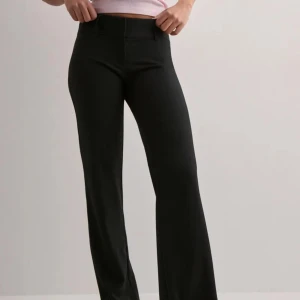 Kostymbyxor Nelly  - Ett par kostym byxor ifrån Nelly, inga defekter, storlek 32, skriv vid intresse eller fler bilder🖤