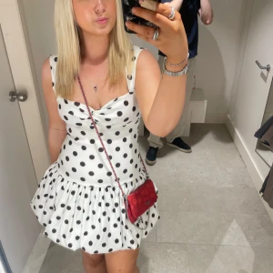 Zara mini klänning prickig - Vill göra en intresse koll på min klänning från zara. Den är helt slutsåld och kommer inte tillbaka till hemsidan. Denna är i storlek M men är väldigt liten i storlek så sitter som en S.