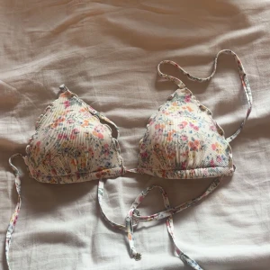 Triangel bikini - En triangel bikini med blommor på🩷minns inte vart jag köpte den men tror H&M eller Nelly, vet inte vilken storlek heller men gissar på M eller bh storlek 80C