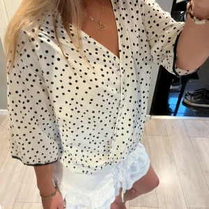 Prickig blus  - Prickig blus🩷storlek M men passar över s-xs