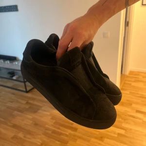 Svarta sneakers från Axel Arigato -  svarta sneakers från Axel Arigato i mocka. Storlek 42. 300kr 