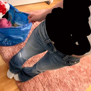 Blå bootcut jeans ifrån Gina! - Säljer ett par jätte snygga jeans ifrån Gina! Skulle säga att de liknar mycket true religion jeans på designen. Köpte dom på ginas barnavdelning, de är i storlek 170 och passar mig som är Strl 36/S. Aldrig använda! Använd gärna Instabox om du vill köpa!✨