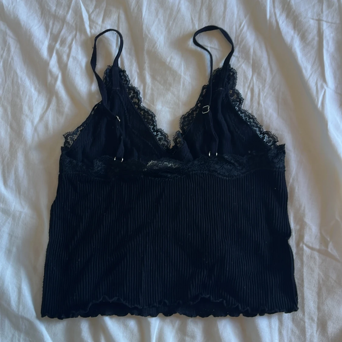 Svart ribbad linnetopp med spets - 2