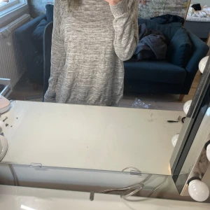 Gråmelerad tröja - tröja med grå melerade nyanser, ser lite stickad ut men är inte det. Storlek M men Passar XS/S. Fint skick.