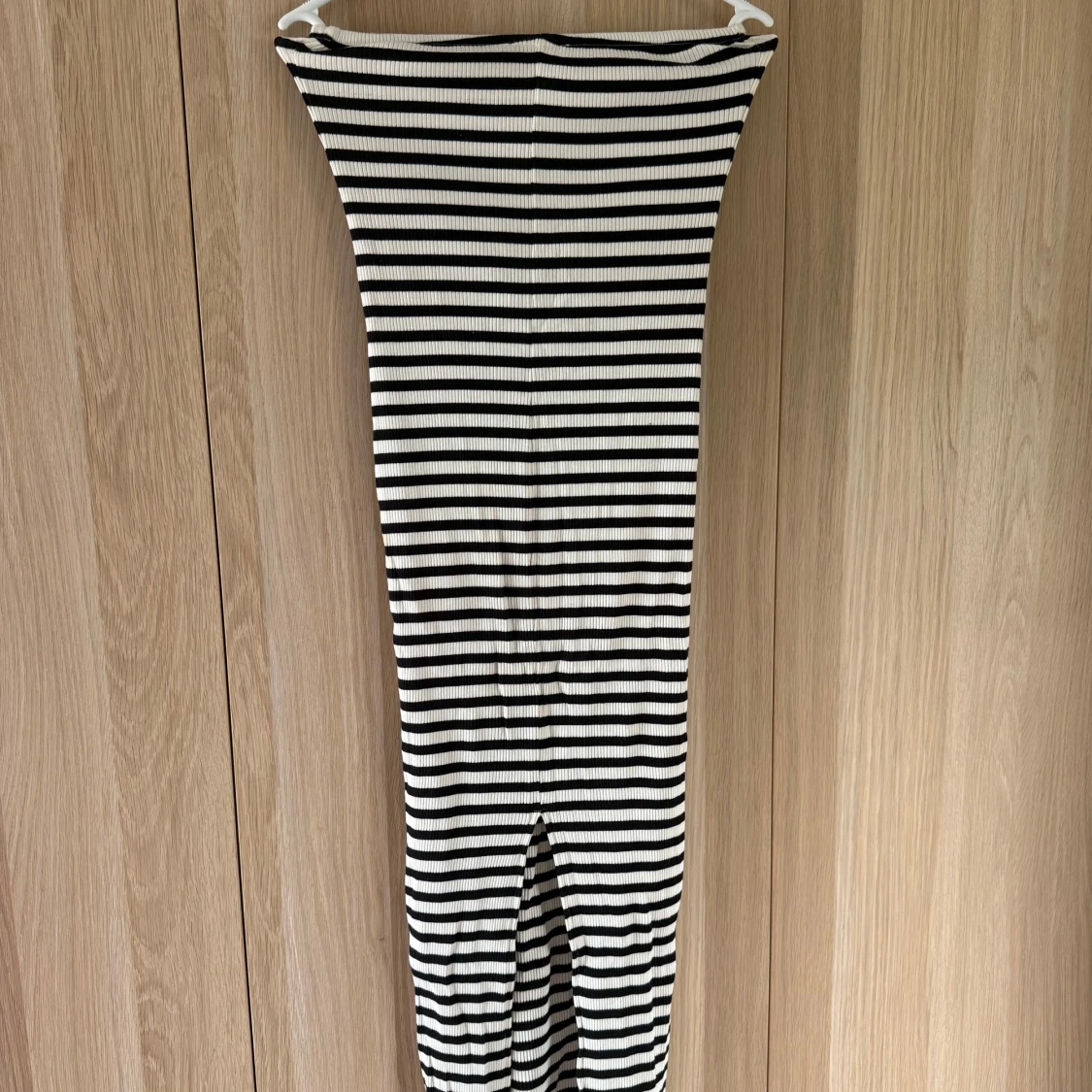 Randig axelbandslös långklänning - 3