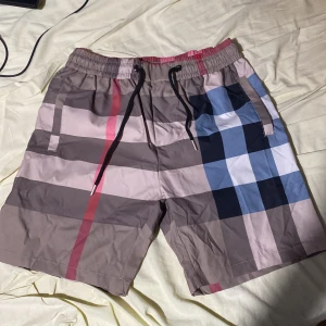 Burberry shorts  - Säljer mina burberry shorts helt nya oanvända i storlek M men passar S perfekt. 