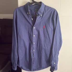 Blå skjorta från Ralph Lauren slim fit - Blå Ralph lauren skjorta använd bara ett få tal gånger