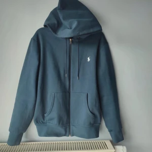 Ralph Lauren zip hoodie - Hej! Säljer en ralph lauren zip hoodie i storlek S, skriv om du har några funderingar.