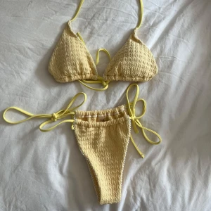 Bikini  - Använt en gång och såklart tvättat! Både överdelen och underdelen är i S 