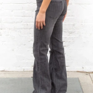 Grå bootcut jeans från brandy melville - skitsnygga brandy melville jeans, mina absolut favoritjeans någonsin, som tyvärr blivit för små för mig. de har inga defekter, förutom pyttelite uppklivet längst ner, kan skicka bild privat. 