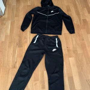 Nike tracksuit svart - Tjena säljer min tracksuit, som nu är lite för liten för mig. Denna tracksuit passar mellan 158-170 cm på byxa och tröja