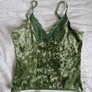 Grönt sammetslinne med spets - Gulligt linne I sammetstyg från No Boundaries 🍃 I mycket fint skick! Spets och liten rosett framtill. Reglerbara axelband.  Pris är självklart förhandlingsbart! Hör gärna av er vid frågor och glöm inte att kolla in garderoben för fler plagg i liknande stil! 😊