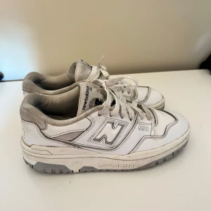 New Balance 550 vit/gråa sneakers - Säljer ett par klassiska New Balance 550 sneakers i vitt med gråa detaljer. Använd ganska många gånger men fortfarande bra skick på dom. Köpte dom för 950kr. 