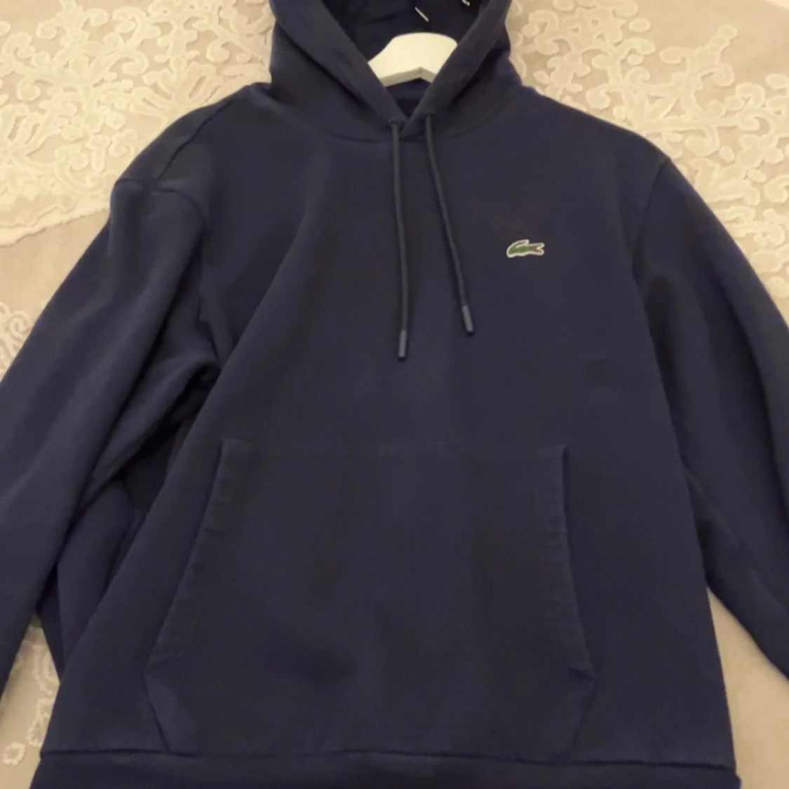 Mörkblå hoodie från Lacoste