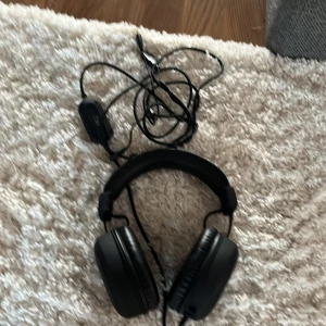 Headset bra skick dock ingen mick så vi säljer den billigt för någon  - Bra skicka ingen mick men funkar ändå min son har slutat använda den 