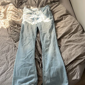 Ljusblå bootcut jeans från 157 - Säljer ett par ljusblå bootcut jeans från lager 157 i storlek S Short. Jeansen är low waist och jag säljer för att dom inte använs (dom är billiga eftersom jag vill få ut dom från min garderob)