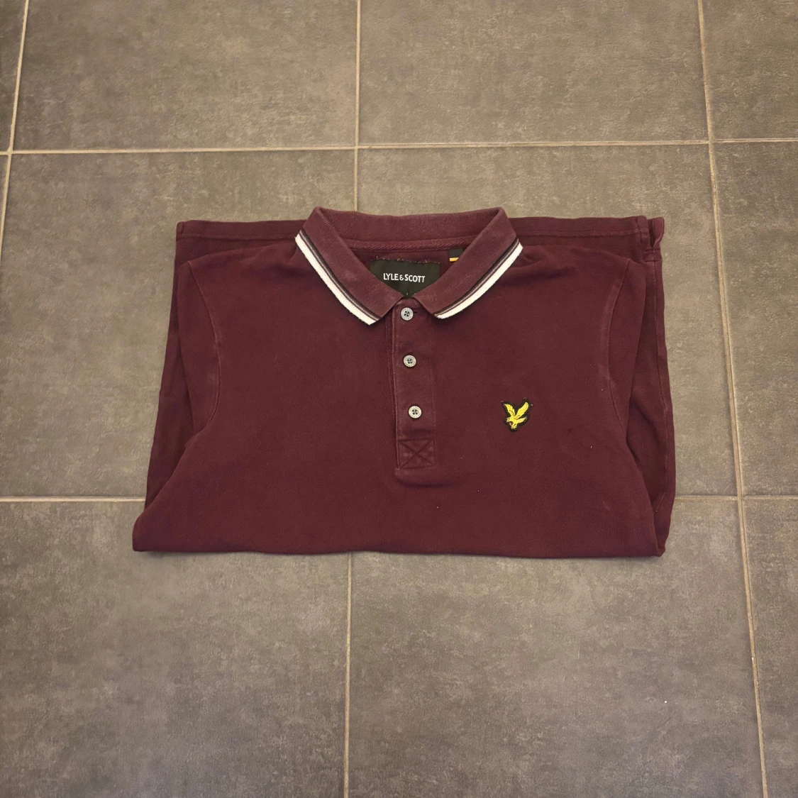 Vinröd pikétröja från Lyle & Scott - 1