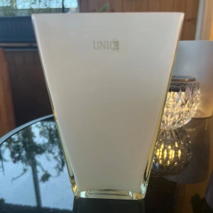 Vas  -  En  vit, fyrkantig vas i bra skick 