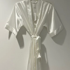 Satin morgonrock från missay! - Jättefin satin morgonrock från missay! Bilden är lånad från hemsidan. Men skriv för flera bilder!❤️