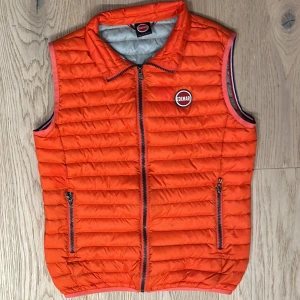 Colmar väst  - Säljer en orange colmar väst för bra pris västen ett mini hål som man kan se på bilden men det e så lite så man knappast lägger märke, den har en nfc också skriv vid minsta funderingar osv🤗