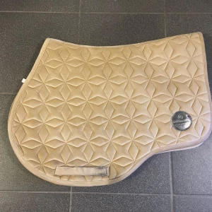 Fint beiget schabrak från JH COLLECTION - Säljer fint schabrak då de inte andvänds längre💗.    