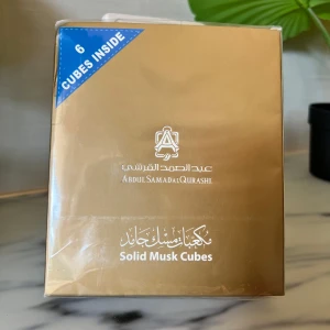 Solid Musk Cubes Abdul Samad Al Qurashi - Exklusiva Solid Musk Cubes från Abdul Samad Al Qurashi. Förpackningen innehåller 6 stycken fyrkantiga, vita doftkuber med elegant blå och guldig etikett. Perfekt för dig som älskar orientaliska och lyxiga dofter. Kommer i en snygg guldfärgad ask.